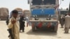 پاکستان اور افغانستان کے درمیان چمن بارڈر کے ذریعے روزانہ سیکڑوں ٹرک مال لے کر گزرتے ہیں۔ 