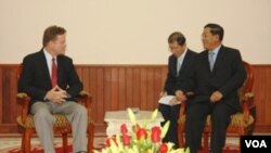 TT Hun Sen – người luôn ủng hộ các dự án đập Trung Quốc trên sông Mekong, tiếp Nghị Sĩ Jim Webb ngày 19/ 08/ 2009 trong chuyến du hành qua 5 quốc gia Đông Nam Á khảo sát các dự án phát triển Mekong và phương thức sử dụng nước xuyên lưu vực. [nguồn: Office of Senator Jim Webb]