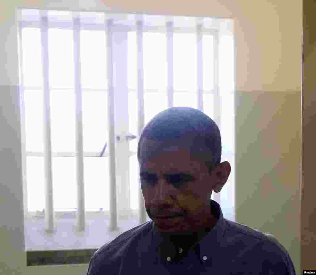 Barack Obama visita a cela da prisão na Ilha Robben onde Nelson Mandela passou 18 dos seus 27 anos de prisão.