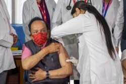 Menteri Kesehatan India, Harsh Vardhan disuntik vaksin COVAXIN, yang dikembangkan oleh perusahaan India Bharat Biotech, di sebuah rumah sakit swasta di New Delhi, India, Selasa, 2 Maret 2021.