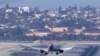 Pesawat dari maskapai Southwest Airlines bersiap mendarat di Bandara Internasional San Diego California, pada 6 Januari 2022. (Foto: Reuters/Mike Blake)