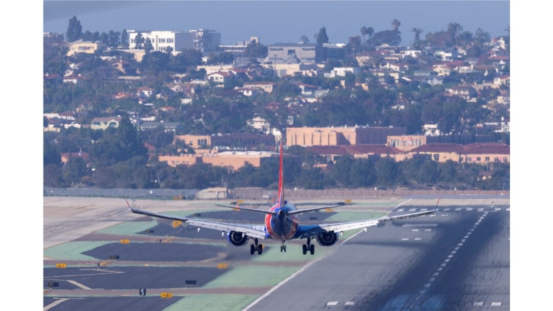 Sebuah pesawat Southwest Airlines bersiap untuk melakukan pendaratan di Bandara Internasional San Diego, California, saat perusahaan telekomunikasi AS, maskapai penerbangan dan FAA terus membahas dampak potensial dari layanan nirkabel 5G pada elektronik pesawat. (Reuters).