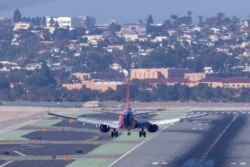 Sebuah pesawat Southwest Airlines bersiap untuk melakukan pendaratan di Bandara Internasional San Diego, California, saat perusahaan telekomunikasi AS, maskapai penerbangan dan FAA terus membahas dampak potensial dari layanan nirkabel 5G pada elektronik pesawat. (Reuters).