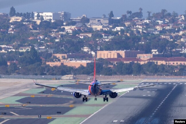 Sebuah pesawat Southwest Airlines bersiap untuk melakukan pendaratan di Bandara Internasional San Diego, California, saat perusahaan telekomunikasi AS, maskapai penerbangan dan FAA terus membahas dampak potensial dari layanan nirkabel 5G pada elektronik pesawat. (Reuters).
