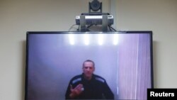 El líder de la oposición rusa Alexei Navalny en un enlace de video durante una audiencia para considerar sus demandas contra la colonia penal por las condiciones de detención allí, en el tribunal de distrito de Petushki, en Rusia, en mayo 2021.