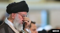 آیت الله علی خامنه ای رهبر جمهوری اسلامی ایران در مراسم شب قدر - ۱۶ تیر ۱۳۹۴