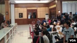 Media mengikuti penjelasan oleh Kabid Humas Polda Jawa Timur Kombes Pol Frans Barung Mangera di Surabaya, Selasa (15/5).