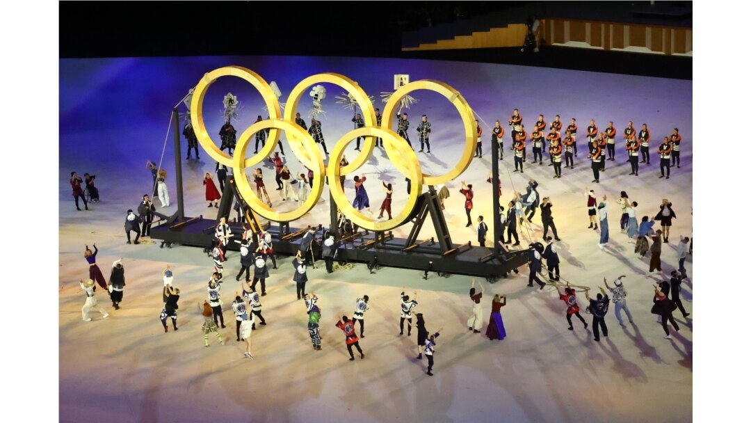Para penampil membentuk cincin Olimpiade saat upacara pembukaan. (REUTERS/Fabrizio Bensch)