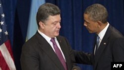 El presidente Obama conversa con su homólogo ucraniano, Petro Poroshenko, en Varsovia.