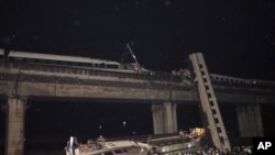 Emergency workers and civilians search for passengers from the wreckage of a train crash in Wenzhou in east China's Zhejiang province, July 23, 2011