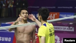 Jonatan Christie bersalaman dengan Chou Tienchen usai bertanding di laga final Asian Games 2018.