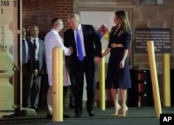 도널드 트럼프 미국 대통령(가운데)이 14일 괴한의 총에 맞은 부상자들이 입원한 워싱턴 메드스타 병원을 방문해 담당 의사와 대화하고 있다. 오른쪽은 부인 멜라니아 여사.