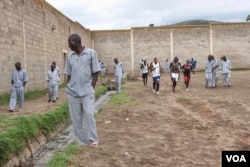 Prisoners exercise in the yard at Naivasha, a Kenyan maxium-security prison about 100 kilometers northwest of Nairobi, October 2014. (Gabe Joselow / VOA)