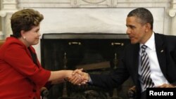 ປະທານາທິບໍດີ ສະຫະລັດ ທ່ານ Barack Obama ຈັບມືກັບ ປະທານາທິບໍດີບຣາຊີລ ທ່ານນາງ Dilma Rousseff ທີ່ຫ້ອງຮັບແຂກໃນທໍານຽບຂາວ ທີ່ກຸງວໍຊິງຕັນ ດີ.ຊີ ທີ 9 ເມສາ, 2012.
