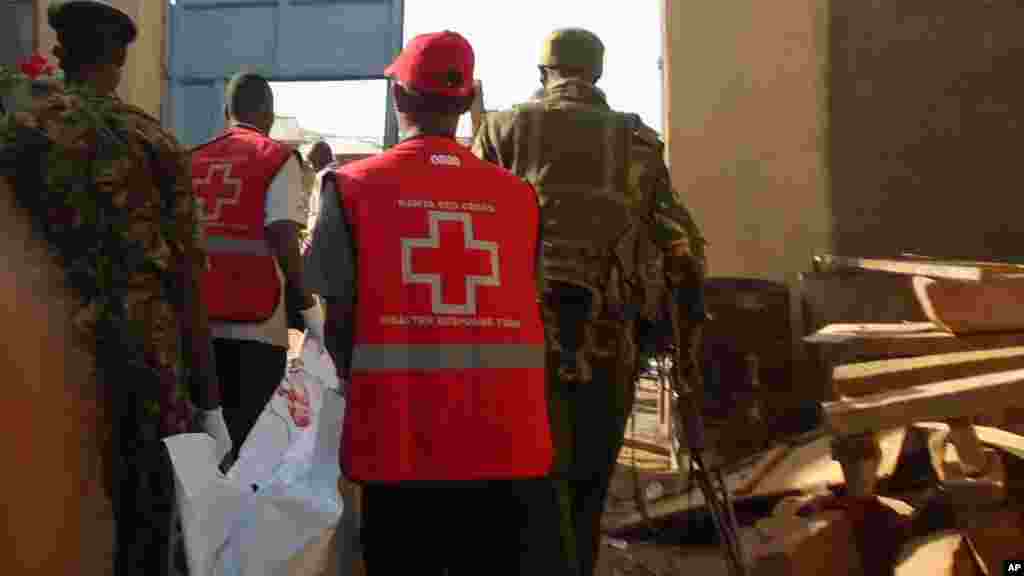 Les agents de la police du Kenya et la Croix-Rouge transportent un corps à Mandera, au Kenya, le mardi 7 juillet, 2015