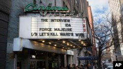 지난달 25일 미국 뉴욕의 한 극장 앞에서 영화 '인터뷰'를 보려고 관객들이 줄을 서 있다.