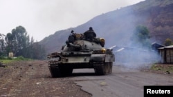 Tank militer Kongo berpatroli di desa Kanyarucinya, di luar kota Goma, di bagian timur Republik Demokratik Kongo (22/8). (Reuters/Kenny Katombe)