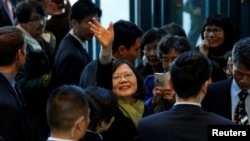 Taiwan President Tsai Ing-wen waves to supporters as she leaves a hotel for her return to Taiwan after her visit to Latin America in Burlingame, Calif., Jan. 14, 2017. 
