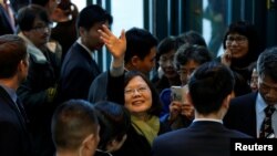 Taiwan President Tsai Ing-wen waves to supporters as she leaves a hotel for her return to Taiwan after her visit to Latin America in Burlingame, Calif., Jan. 14, 2017. 