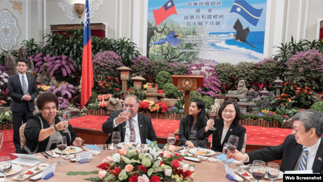 台湾总统蔡英文（右二）与副总统陈建仁1月8日宴请到访的瑙鲁总统瓦卡夫妇。（中华民国总统府网站截图）