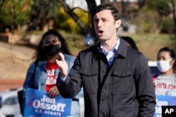 លោក Jon Ossoff បេក្ខជនមកពីគណបក្សប្រជាធិបតេយ្យសម្រាប់តំណែងព្រឹទ្ធសភាប្រចាំរដ្ឋ Georgia ថ្លែងនៅក្នុងសន្និសីទសារព័ត៌មានមួយនៅទីក្រុង Atlanta កាលពីថ្ងៃទី២២ ខែធ្នូ ឆ្នាំ២០២០។
