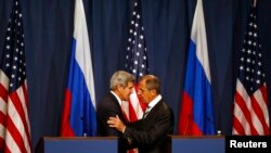 Ngoại trưởng Hoa Kỳ John Kerry (trái) và Bộ trưởng Ngoại giao Nga Sergei Lavrov bắt tay sau khi đưa ra một tuyên bố tiếp theo cuộc họp về Syria, tại một cuộc họp báo ở Geneva, 14/9/2013