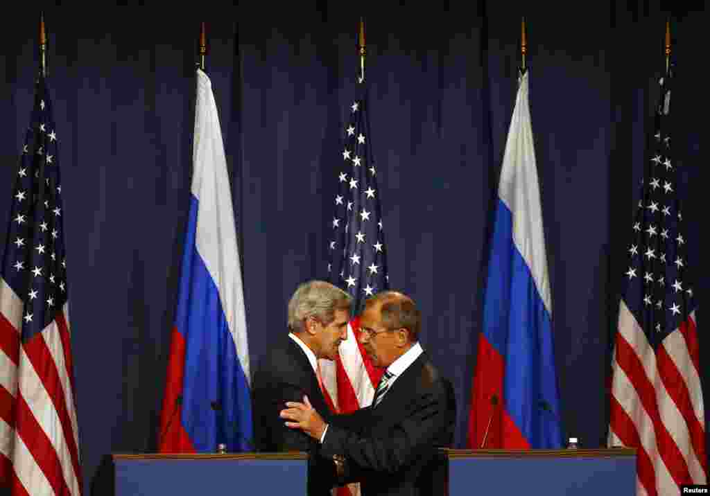 Ngoại trưởng Hoa Kỳ John Kerry (trái) và Bộ trưởng Ngoại giao Nga Sergei Lavrov bắt tay sau khi đưa ra một tuyên bố tiếp theo cuộc họp về Syria, tại một cuộc họp báo ở Geneva, Thụy Sĩ.