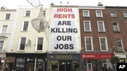 A banner complaining about high shop rents is hung on a shop front in central Dublin, Ireland, 12 Nov 2010