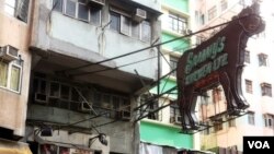 Restoran Sammy's Kitchen di Hong Kong dengan papan namanya yang bersejarah. (VOA/Steve Herman)