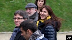 Ousted Catalan leader Carles Puigdemont (L) walks in the park with elected Catalan lawmakers of his Together for Catalonia party in Brussels on Jan. 12, 2018. 