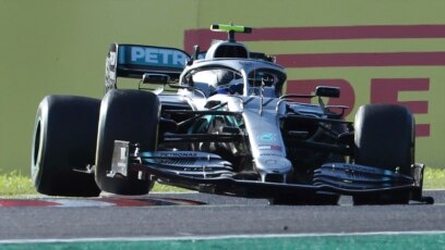 Tay đua người Phần Lan Valtteri Bottas lái chiếc Mercedes thắng giải Công thức 1 tại vòng đua Suzuka ở Suzuka, miền trung Nhật bản, ngày 13/10/2019. 