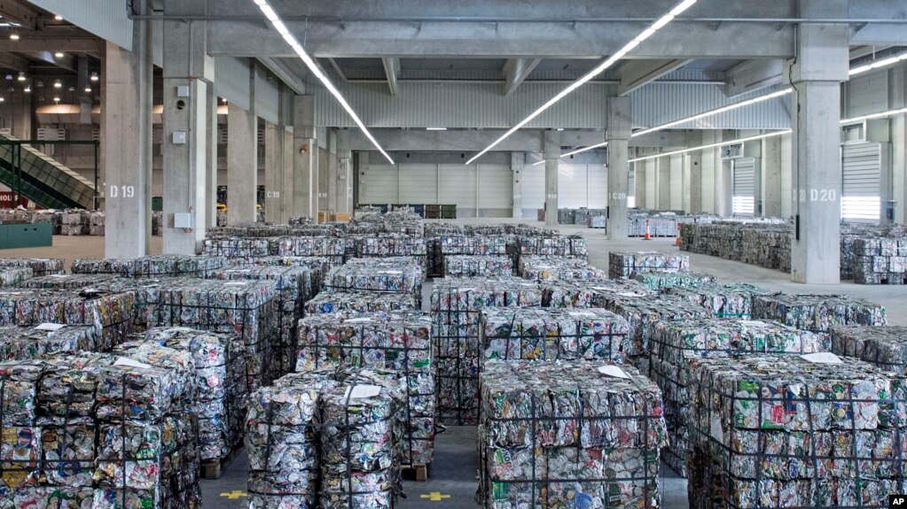 资料图-堆积在德国一家回收工厂的废旧铝罐。这些回收的铝罐将被运往美国重新加工提炼成铝材。(photo:VOA)