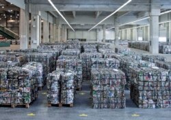 Bahan daur ulang disimpan di pabrik baru perusahaan AS Novelis Inc., yang berkantor pusat di Atlanta, AS, di Nachterstedt, Jerman tengah, Rabu, 1 Oktober 2014.