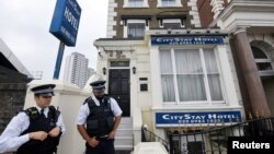 Фото: британські поліцейські біля готелю, де зупинялись російські розвідники, підозрювані у отруєнні Скрипаля