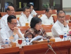 Menteri Lingkungan Hidup dan Kehutanan Siti Nurbaya Bakar (tengah) dalam rapat dengan Panitia Kerja Kebakaran Hutan dan Lahan yang dibentuk oleh Komisi III Dewan Perwakilan Rakyat di gedung parlemen, Jakarta (Foto: VOA/Fathiyah)