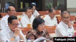 Menteri Lingkungan Hidup dan Kehutanan Siti Nurbaya Bakar (tengah) dalam rapat dengan Panitia Kerja Kebakaran Hutan dan Lahan yang dibentuk oleh Komisi III Dewan Perwakilan Rakyat di gedung parlemen, Jakarta (Foto: VOA/Fathiyah)