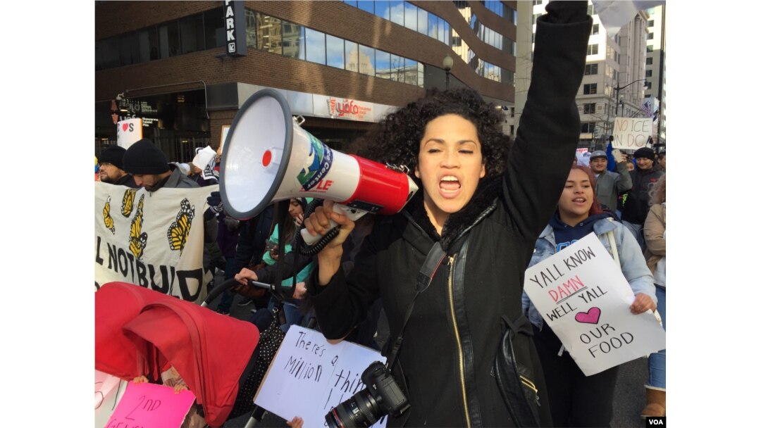 Hundreds of protesters marched in the hand-clenching cold Thursday in Washington to mark the Day Without Immigrants. (V. Macchi/VOA)