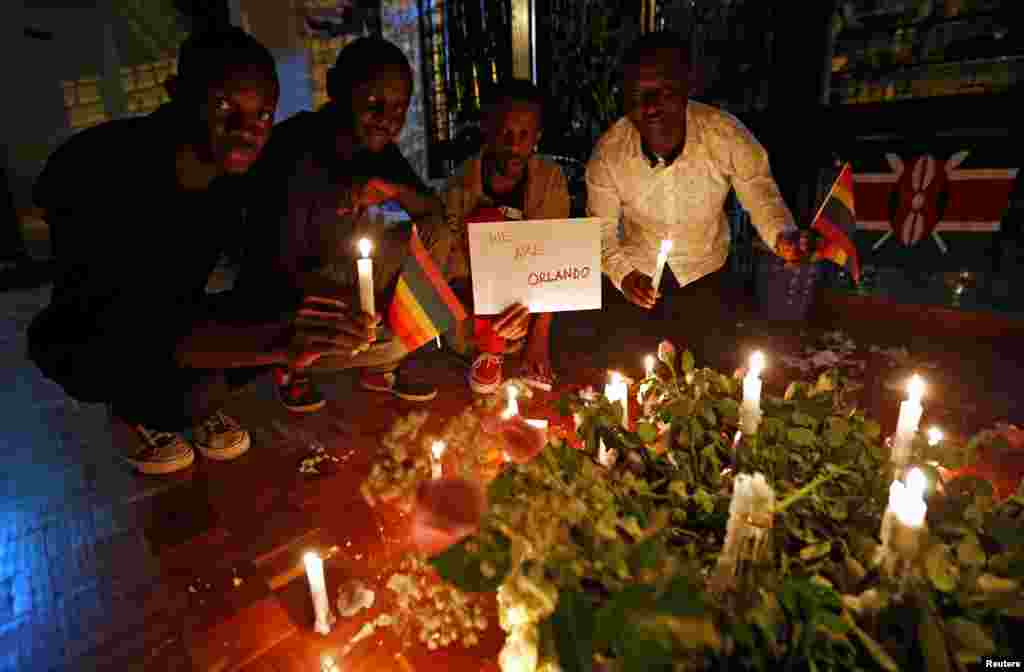 Des habitants allument des bougies pour rendre hommage aux victimes de l'attentat homophobe dans la discothèque Pulse à Orlando, dans la capitale du Kenya, Nairobi, le 14 juin 2016. Lire la suite ici. 