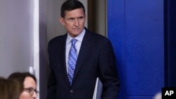 Flynn informó a la Comisión en una carta que entregará documentos relacionados a dos de sus negocios, así como algunos textos personales que la comisión solicitó a principios de mayo.