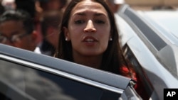 Anggota Kongres dari fraksi Demokrat Alexandria Ocasio-Cortez seusai meninjau kantor patroli Perbatasan di Clinton, Texas, 1 Juli 2019.