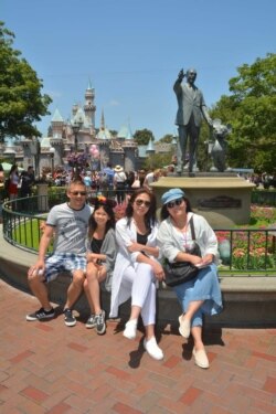 Endah Redjeki (kanan) bersama teman-temannya di Disneyland, California sebelum pandemi (dok: Endah Redjeki)