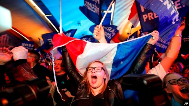 Los franceses reflexionan si confiar el futuro de su país al independiente Emmanuel Macron o a la populista de extrema derecha Marine Le Pen.