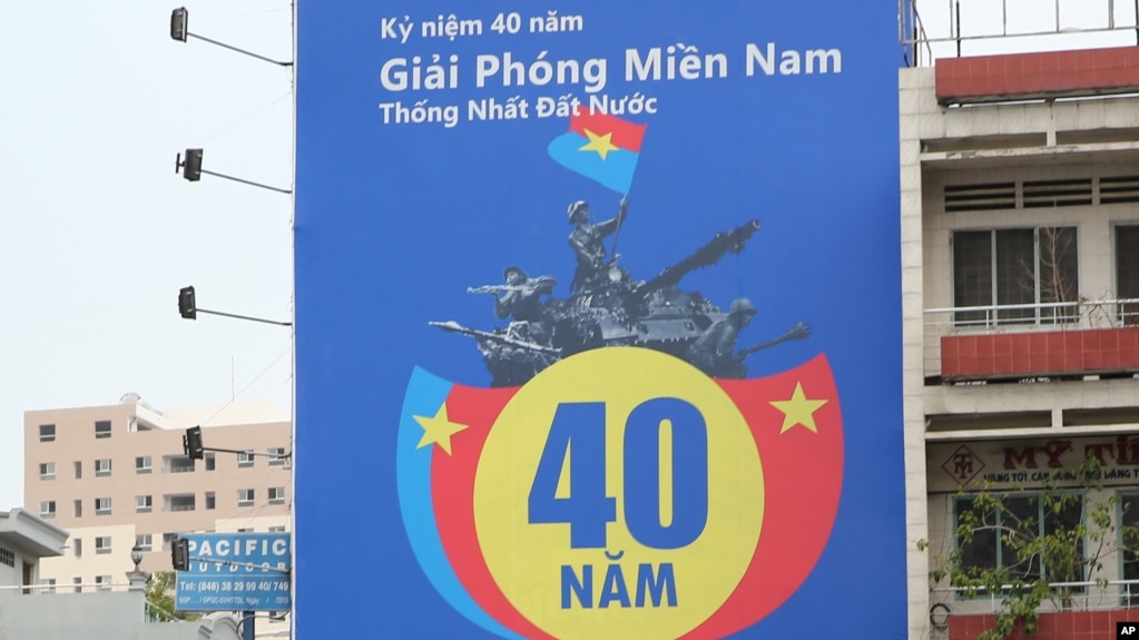 Tấm bảng kỷ niệm ngày 30 tháng Tư treo tại một cửa hàng Viettel ở Sài Gòn năm 2015.