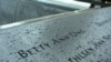 位于纽约曼哈顿的9/11纪念池被刻有遇难者名字的大理石环抱。Betty Ann Ong （邓月薇）的名字镌刻在第N-74号位置上。（照片来自Wikimedia Commons / Luigi Novi）