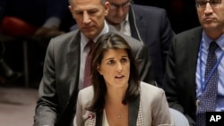 Anbasadè Lèzetazini nan l'ONU, Nikki Haley, ki te pran lapawòl nan yon reyinyon Konsèy Sekirite a sou tansyon k ap monte ant Ikrèn ak Larisi. Reyinyon sa a te dewoule nan katye jeneral Nasyon Zini an nan New York, lendi 26 novanm 2018 la.