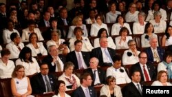 Des parlementaires écoutant le discours du président Donald Trump qui s'adresse au Congrès, à Washington, le 28 février 2017. (REUTERS/Kevin Lamarque)