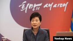 박근혜 한국 대통령이 5일 청와대에서 열린 제1회 국무회의에서 모두발언하고 있다.