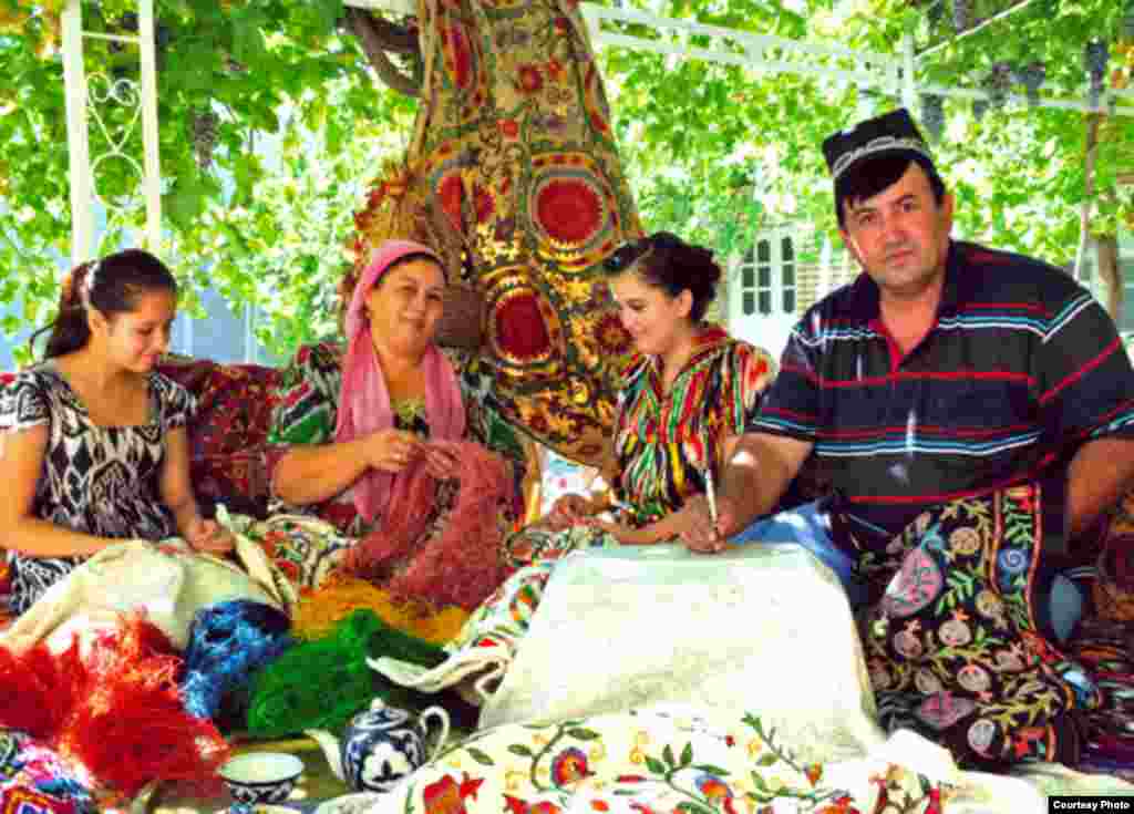 Buxorolik kashtado'zlar Farhod Ramazonov, Muhabbat Qo'chqorova qizlari bilan.
