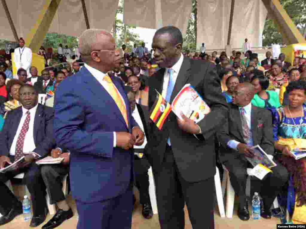 Wagombea kiti cha rais Uganda Mbabazi na Besigye wakizungumza kabla ya Papa kuwasili Namugongo