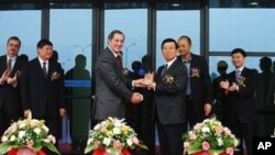 Ông Lý Xuân Thành (ở giữa bên phải), Phó bí thư tỉnh ủy, trở thành giới chức cao cấp nhất bị điều tra kể từ khi ông Tập Cận Bình lên nắm chức Chủ tịch. (AP)
